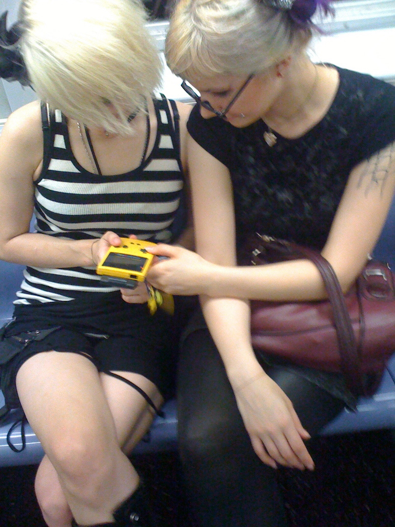 Illustration for article titled This Is How Two Girls Play Gameboy When They Really Love Each Other